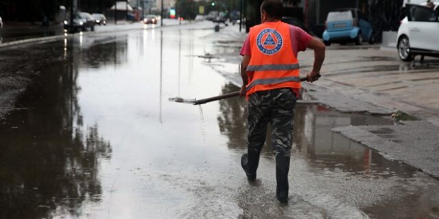 Καιρός: Σφοδρές καταιγίδες πλήττουν την Αττική – Διακοπές ρεύματος στα Ν. Προάστια