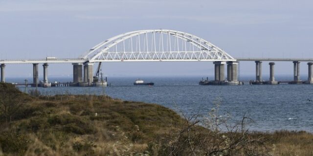 Ουκρανία: Απειλεί ότι θα γκρεμίσει τη γέφυρα του Κερτς που συνδέει τη Ρωσία με την Κριμαία