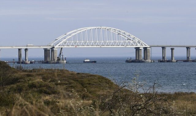 Ουκρανία: Απειλεί ότι θα γκρεμίσει τη γέφυρα του Κερτς που συνδέει τη Ρωσία με την Κριμαία