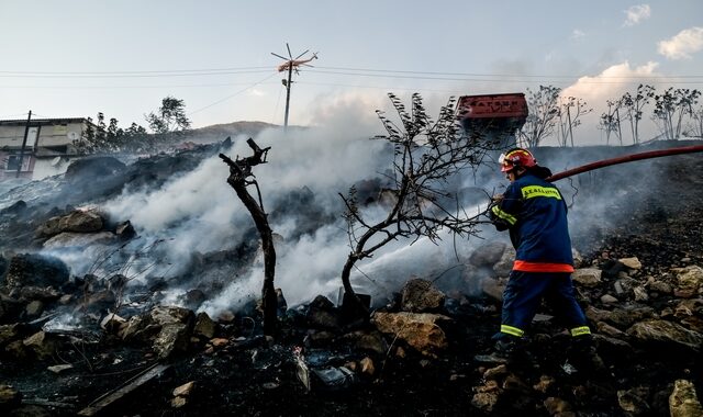 Σε ύφεση η φωτιά στον Άνω Κορυδαλλό