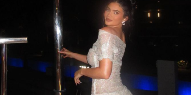 Kylie Jenner: Γιορτάζει τα γενέθλιά της – Βεγγαλικά, λαμπερές παρουσίες και σπάνιες φωτογραφίες