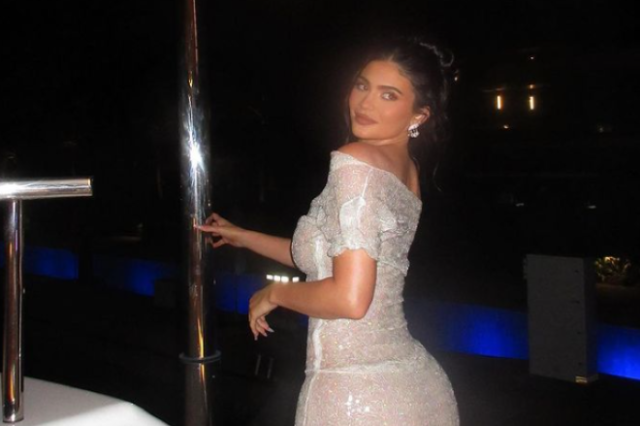 Kylie Jenner: Γιορτάζει τα γενέθλιά της – Βεγγαλικά, λαμπερές παρουσίες και σπάνιες φωτογραφίες