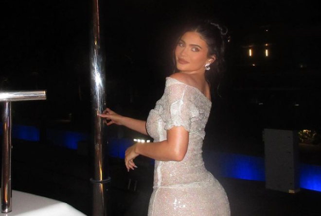 Kylie Jenner: Γιορτάζει τα γενέθλιά της – Βεγγαλικά, λαμπερές παρουσίες και σπάνιες φωτογραφίες