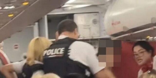 Πανικός σε πτήση από Κύπρο: Ημίγυμνη γυναίκα επιχείρησε να μπει στο πιλοτήριο φωνάζοντας “Allahu Akbar”