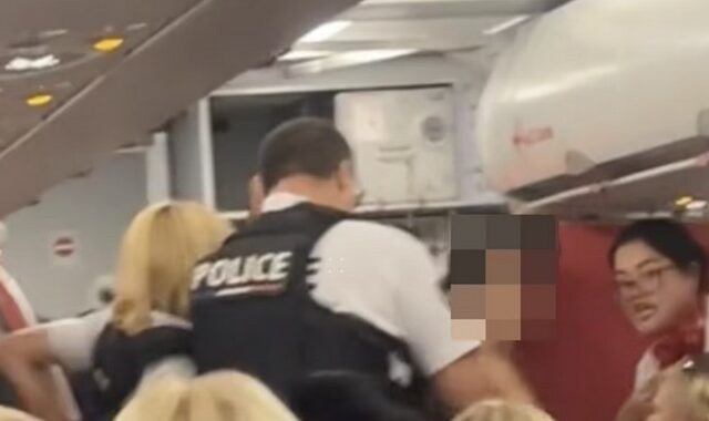 Πανικός σε πτήση από Κύπρο: Ημίγυμνη γυναίκα επιχείρησε να μπει στο πιλοτήριο φωνάζοντας “Allahu Akbar”