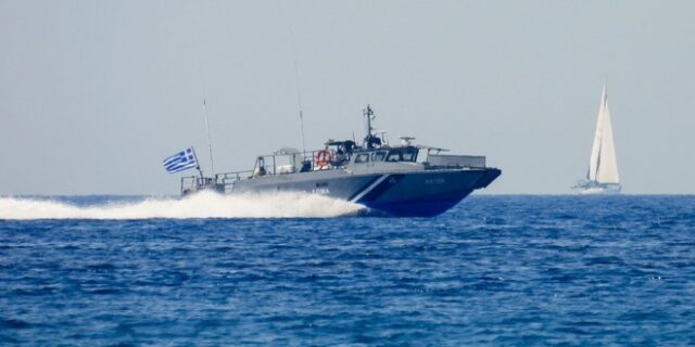 Νεάπολη: Διάσωση μεταναστών από ιστιοφόρο που βυθιζόταν – Ανάμεσά τους 11 παιδιά