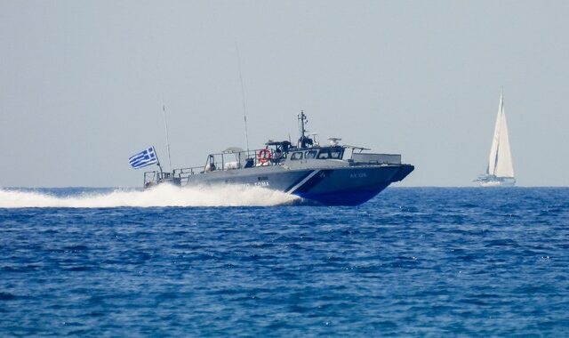 Νεάπολη: Διάσωση μεταναστών από ιστιοφόρο που βυθιζόταν – Ανάμεσά τους 11 παιδιά