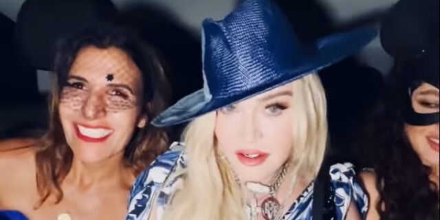 Madonna: Έγινε 64 και το γιορτάζει φιλώντας στο στόμα τις φίλες της
