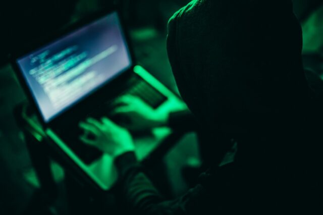 Υποκλοπές: Τέσσερα διαφορετικά spywares παρακολουθούν την Ευρώπη αλλά κανείς δεν ξέρει ποιος τα πληρώνει