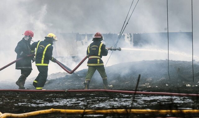 Κούβα: Νεκροί 16 πυροσβέστες από τη φωτιά σε εγκατάσταση αποθήκευσης καυσίμων