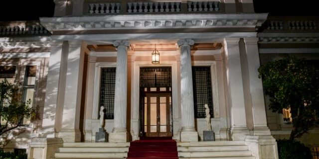 Υποκλοπές: Το Μαξίμου αναζητά “σωσίβια”