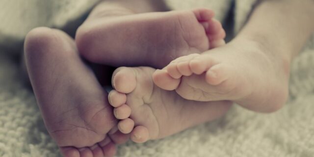Δίδυμα γεννήθηκαν με εντελώς διαφορετικό χρώμα δέρματος