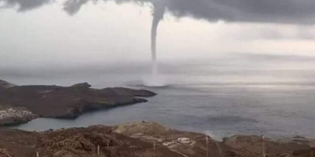 Κακοκαιρία: Υδροστρόβιλος στα ανοιχτά της Μυκόνου – Πλημμύρισαν τα σοκάκια του νησιού