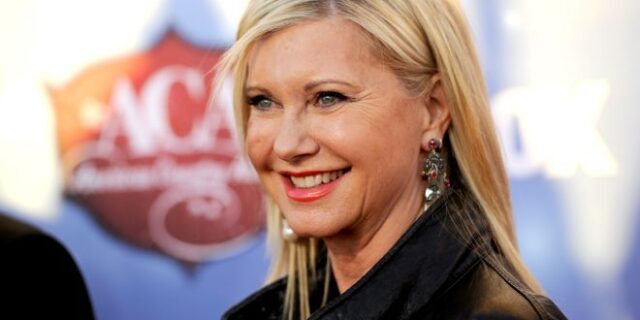 Ολίβια Νιούτον Τζον: Κτίρια της Αυστραλίας “ντύνονται” στα ροζ για να τιμήσουν τη μνήμη της