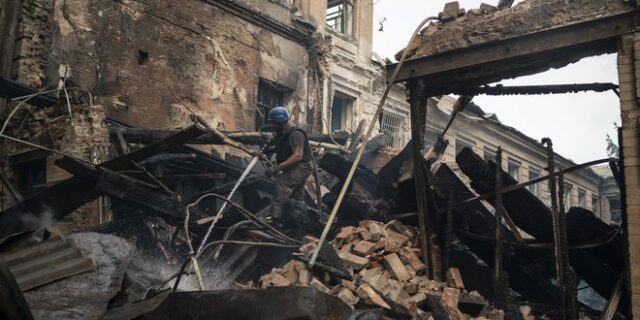 Ουκρανία: Εκκενώνονται περισσότερες περιοχές, υπό τον φόβο κατάληψης από τους Ρώσους