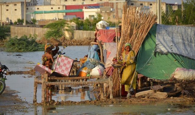 Φονικές πλημμύρες στο Πακιστάν: Αργεί η ανθρωπιστική βοήθεια