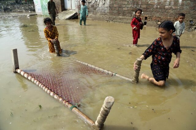 Πλημμύρες στο Πακιστάν: “Καμπανάκι” του ΠΟΥ για ασθένειες λόγω του μολυσμένου νερού