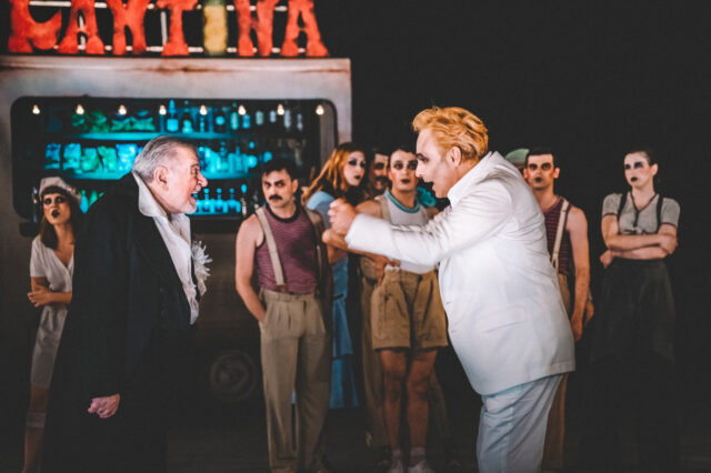 Τολμηρή σάτιρα και απρόβλεπτοι καλεσμένοι στο πιο μεταθεατρικό πάρτυ του καλοκαιριού