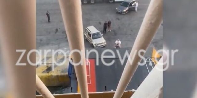 Πειραιάς: Αργοπορημένος επιβάτης σκαρφαλώνει στον καταπέλτη για να προλάβει το πλοίο