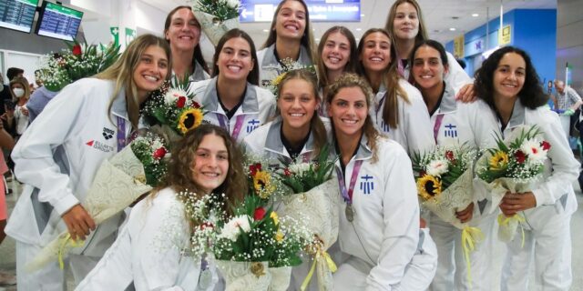 Θερμή υποδοχή στο Ελ. Βενιζέλος για τα “ασημένια” κορίτσια της Εθνικής πόλο Νεανίδων