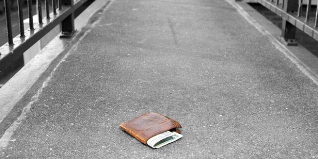 Παράδειγμα προς μίμηση στο Βόλο: Παρέδωσε πορτοφόλι με 2.000 ευρώ στον ιδιοκτήτη του