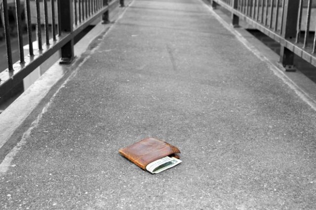 Παράδειγμα προς μίμηση στο Βόλο: Παρέδωσε πορτοφόλι με 2.000 ευρώ στον ιδιοκτήτη του