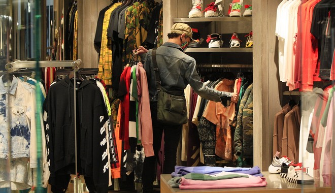 ΗΠΑ: Οι καταναλωτές περιορίζουν τις αγορές ρούχων λόγω πληθωρισμού