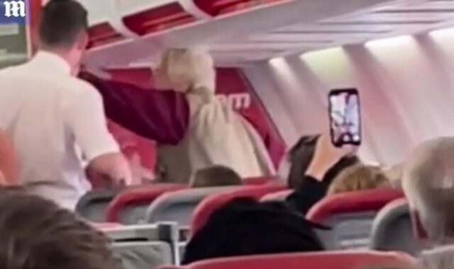 Πανικός σε πτήση Μάντσεστερ – Ρόδος: Ηλικιωμένη χαστούκισε τον αεροσυνοδό