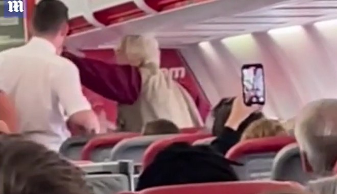 Πανικός σε πτήση Μάντσεστερ – Ρόδος: Ηλικιωμένη χαστούκισε τον αεροσυνοδό