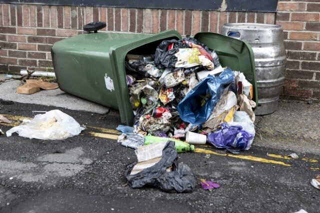 Σκωτία: Το Εδιμβούργο “πνίγεται” στα σκουπίδια, εν μέσω του περίφημου φεστιβάλ της πόλης