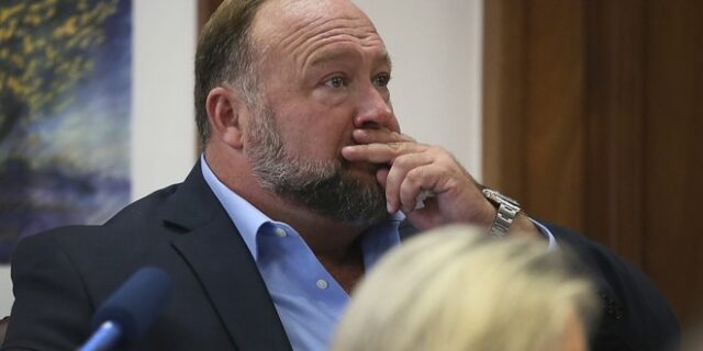 Άλεξ Τζόουνς: Θα πληρώσει ακριβά τις θεωρίες συνωμοσίας για τη σφαγή στο Σάντι Χουκ