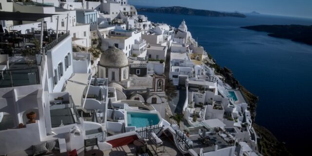 Σαντορίνη: Διάσωση ενός ζευγαριού Ιταλών τουριστών που έπεσαν σε γκρεμό