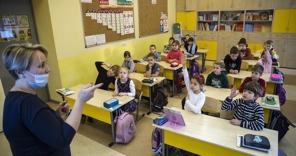 Ρωσία: Μαθήματα για τον αγώνα κατά του “καθεστώτος του Κιέβου” στη νέα σχολική χρονιά