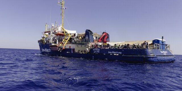 Δικαστήριο ΕΕ: Σε ποιες περιπτώσεις οι λιμενικές αρχές μπορούν να κατάσχουν σκάφη που διασώζουν μετανάστες