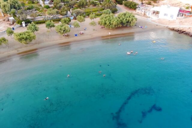 Σίφνος: Φάρος, το αλλοτινό λιμάνι με τα κρυστάλλινα νερά και τις συνεχόμενες παραλίες