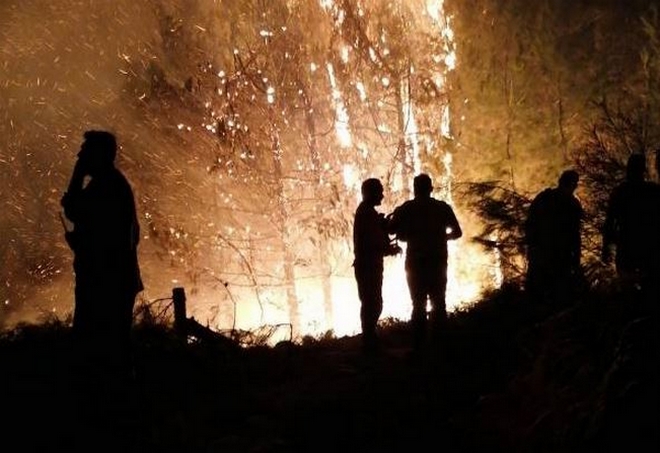 Θάσος: Ενισχύθηκαν οι δυνάμεις στη μεγάλη φωτιά – Εντολή για εκκένωση οικισμού