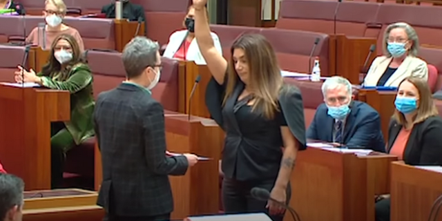 Αυστραλία: Ένταση με γερουσιαστή που χαρακτήρισε “αποικιοκράτισσα” την βασίλισσα Ελισάβετ