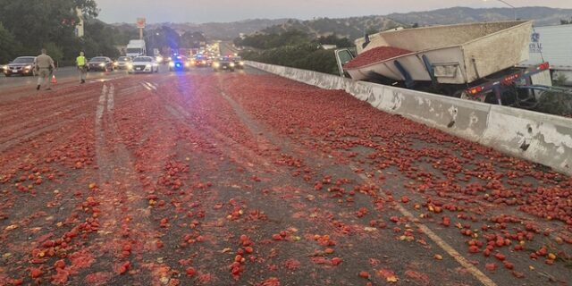Καλιφόρνια: Καραμπόλα 7 οχημάτων από… 150.000 ντομάτες χυμένες  στο δρόμο