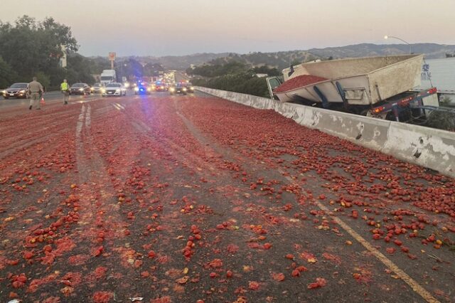 Καλιφόρνια: Καραμπόλα 7 οχημάτων από… 150.000 ντομάτες χυμένες  στο δρόμο