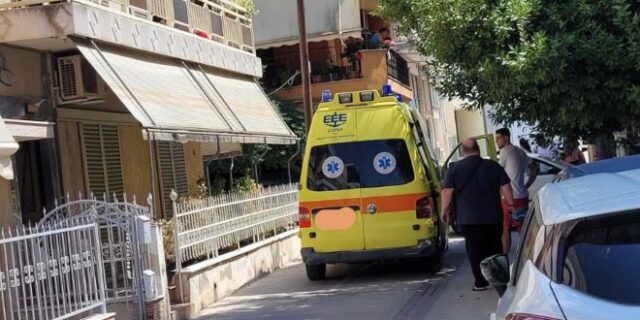 Λάρισα: Αυτοκίνητο “καρφώθηκε” σε αυλή σπιτιού – Τραυματίστηκε ο οδηγός