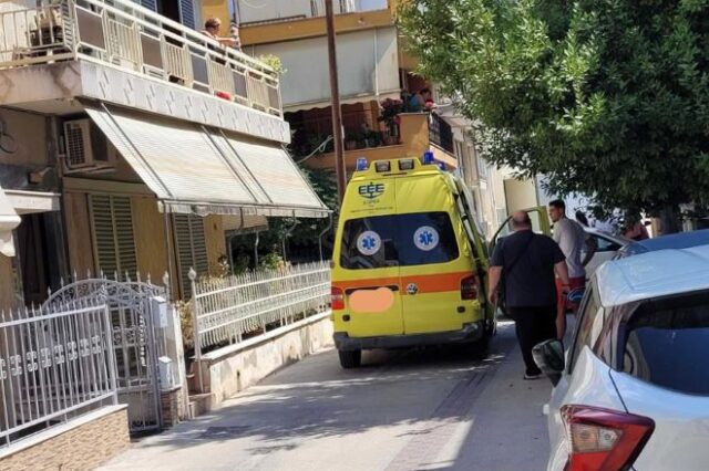 Λάρισα: Αυτοκίνητο “καρφώθηκε” σε αυλή σπιτιού – Τραυματίστηκε ο οδηγός