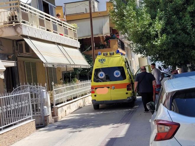 Λάρισα: Αυτοκίνητο “καρφώθηκε” σε αυλή σπιτιού – Τραυματίστηκε ο οδηγός