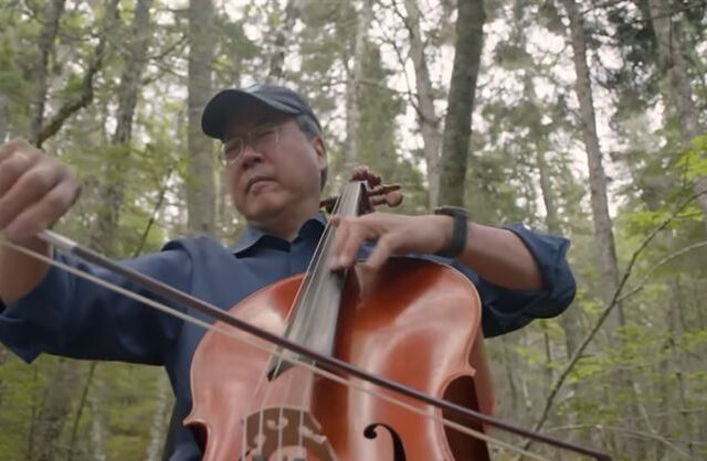 Μαγεία! Ο κορυφαίος μουσικός Yo-Yo Ma παίζει τσέλο στο δάσος και τραγουδούν τα πουλιά