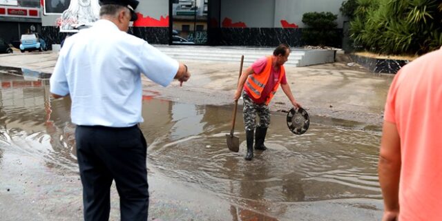 Κακοκαιρία: Μεγάλα προβλήματα από τις ισχυρές καταιγίδες –  Περισσότεροι από 2.500 κεραυνοί έπεσαν στην Αττική