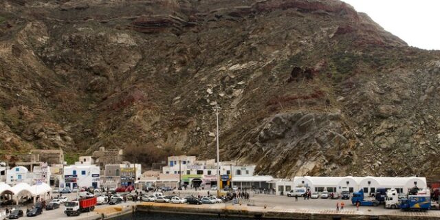 Κακοκαιρία: Κατολισθήσεις στο λιμάνι της Σαντορίνης και διακοπές ρεύματος στο νησί
