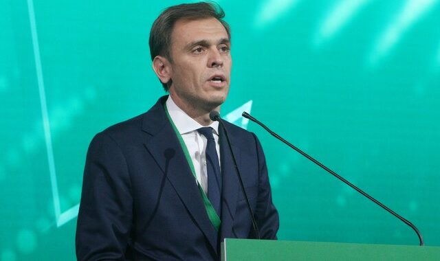 Δημήτρης Μάντζος: “Η Ολομέλεια δεν μπορεί να συζητά επί ανυπόστατων φημών – Να ενημερωθεί η Βουλή”