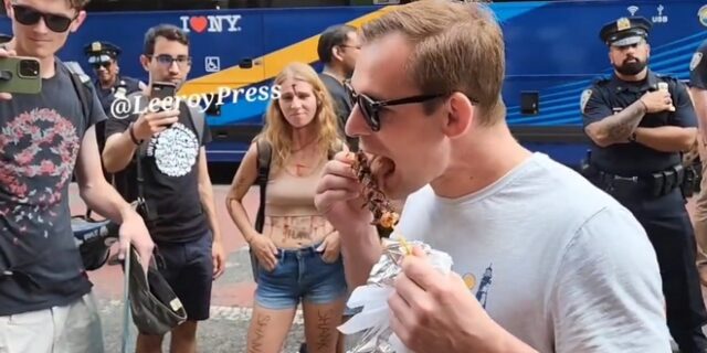 Έτρωγε κεμπάπ σε διαδήλωση vegan για τα δικαιώματα των ζώων