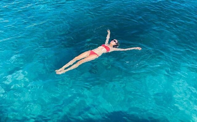 Βίκυ Καγιά: Κολυμπάει και αποθεώνεται στα social media – “Σειρήνα στο Αιγαίο”