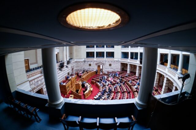 Βουλή: Ψηφίστηκε το νομοσχέδιο για το μίνι ασφαλιστικό