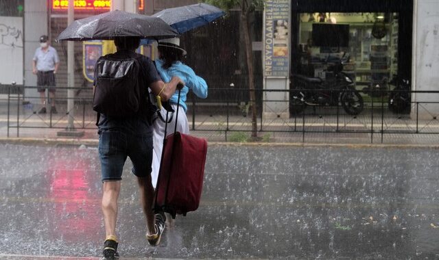 Σφοδρό το χτύπημα της κακοκαιρίας σε Αττική και Πτολεμαΐδα με 386 κλήσεις στην Πυροσβεστική